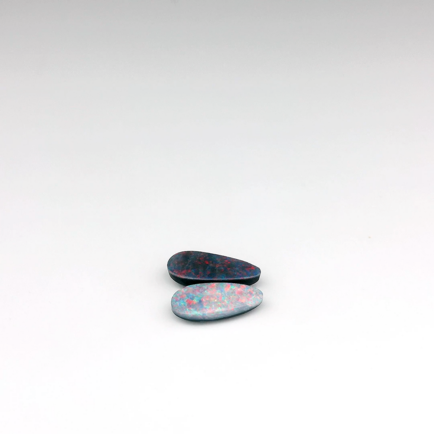 Pietra preziosa opale rossa e verde da 0,52 ct