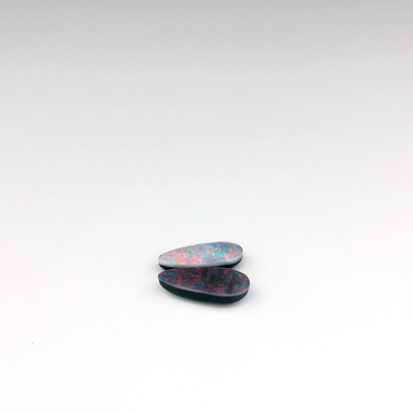 Pietra preziosa opale rossa e verde da 0,52 ct