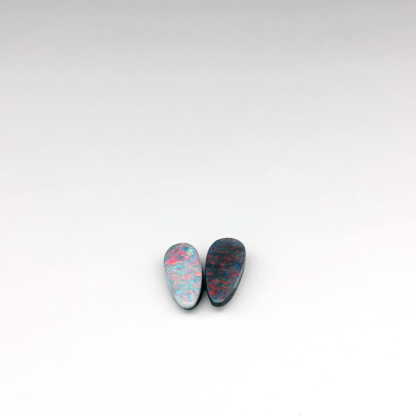 Pietra preziosa opale rossa e verde da 0,52 ct