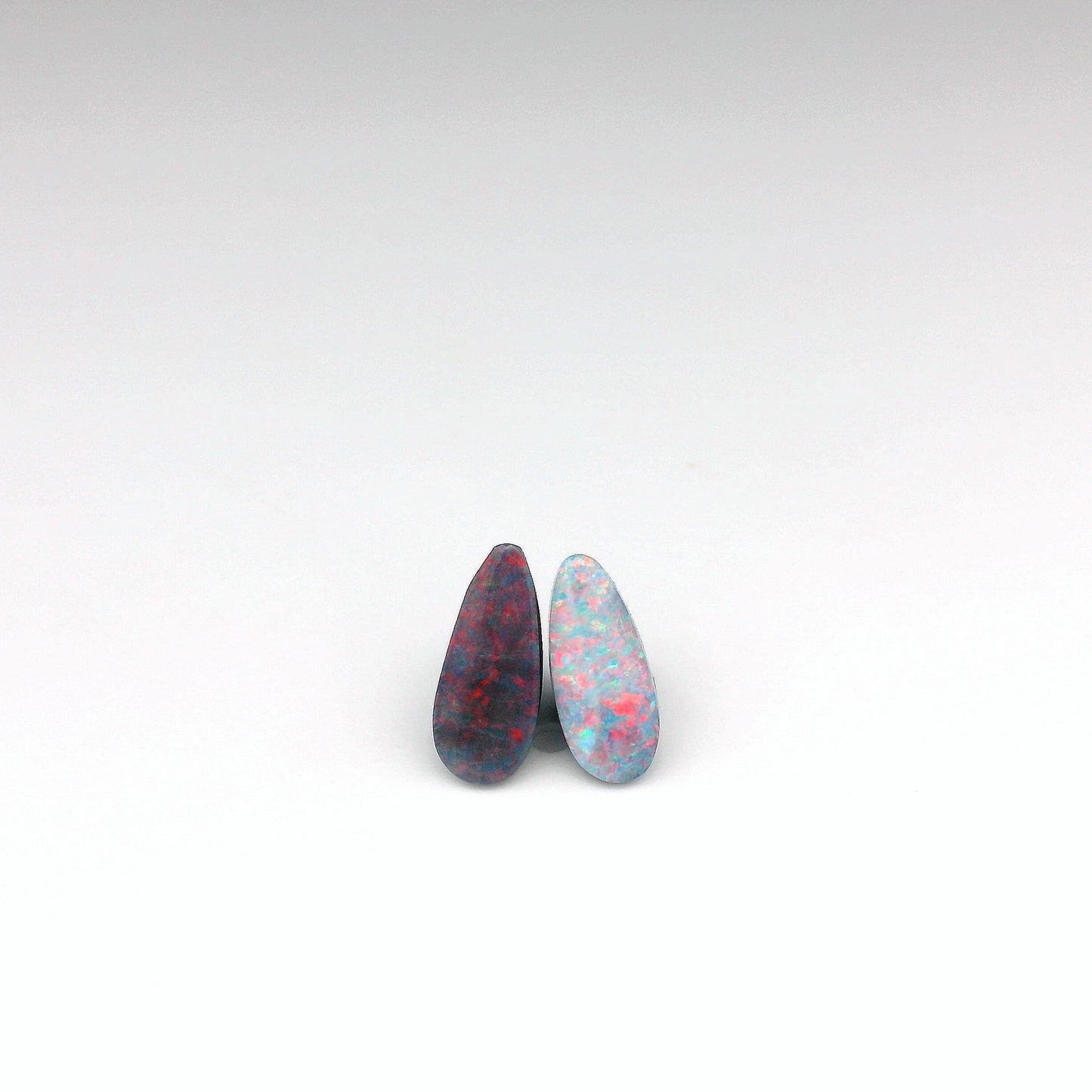 Pietra preziosa opale rossa e verde da 0,52 ct